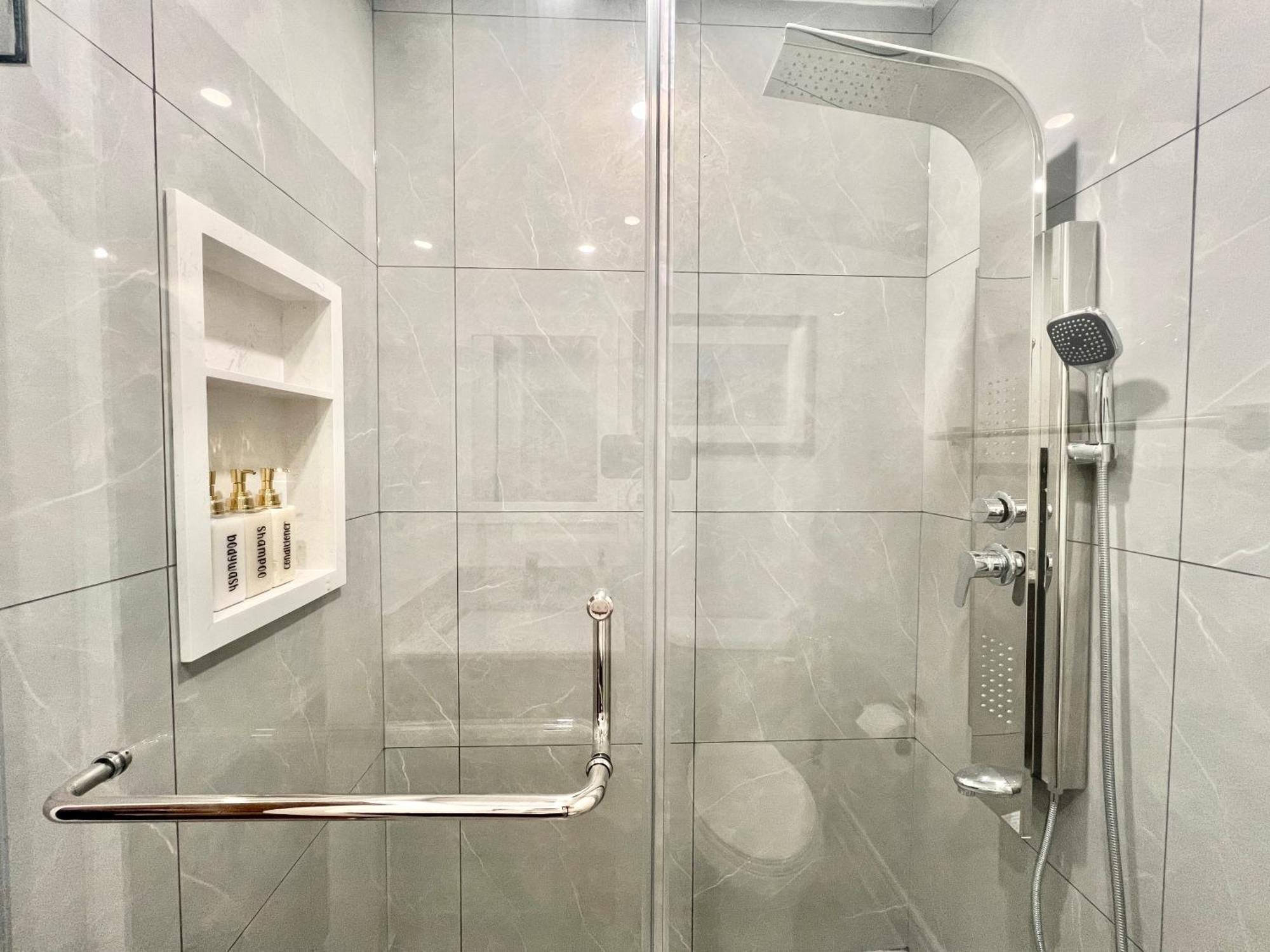 Upgraded Rooms With Bath 7-Min To Subway Near Downsview Rogers Stadium تورونتو المظهر الخارجي الصورة